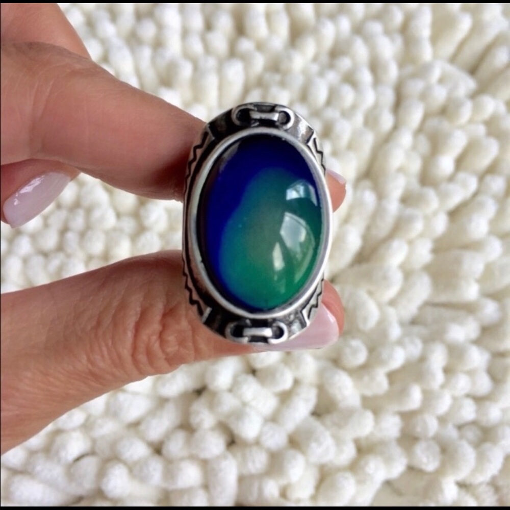 OVAL STATEMENT MOOD RING - Picture 2 of 4